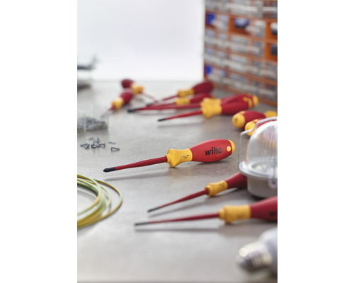 Mehrere Schraubendreher der Marke Wiha liegen auf einem Tisch.