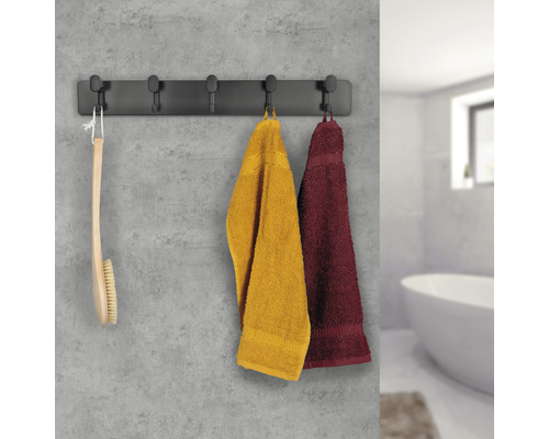 Wandgarderobe mit fünf Haken und Handtüchern im Badezimmer