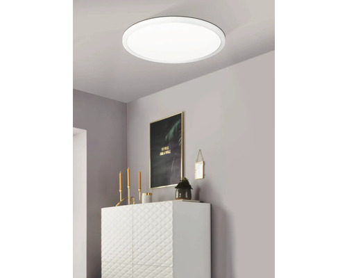 Helle LED Deckenleuchte in einem modernen Wohnraum.