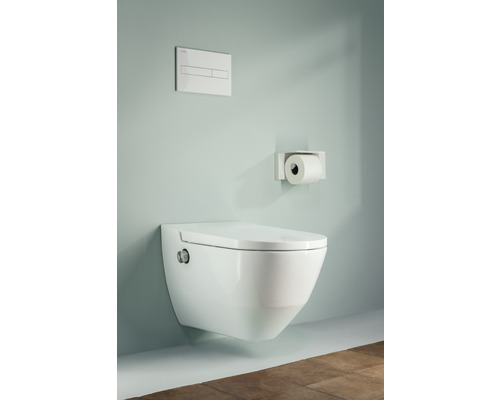 Wandhängendes WC mit Betätigungsplatte und Toilettenpapierhalter