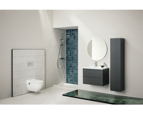 Badezimmer mit Toilette, Dusche, Waschtisch, Spiegel und Hochschrank
