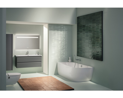 Modernes Badezimmer mit Badewanne, Waschtisch, Spiegel und Toilette