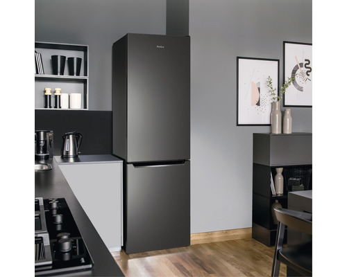 Küche mit Amica Kühl-Gefrierkombination