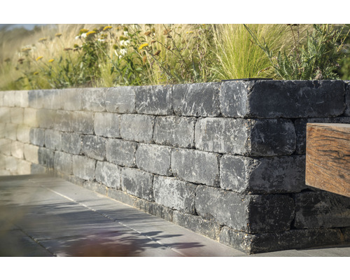 Natursteinmauer mit Pflanzen auf einer Terrasse