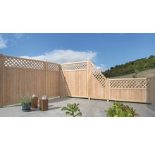 Holzzaun mit Rautenmuster im Gartenbereich