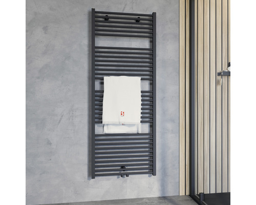 Designheizkörper Schulte Turbo 1535x600 mm schwarz matt mit Mittelanschluss Grauer Handtuchwärmer mit Handtüchern im Badezimmer