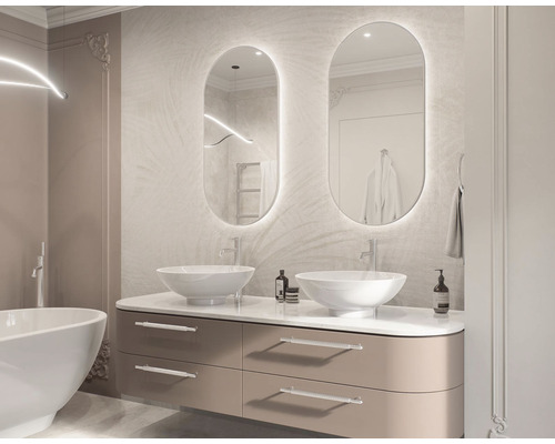 Badezimmer mit Waschtisch, Aufsatzwaschbecken und beleuchteten Spiegeln