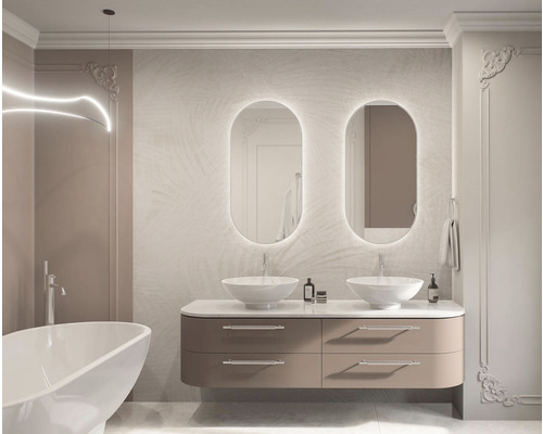 Helles Badezimmer mit Doppelwaschtisch, beleuchteten Spiegeln und Badewanne