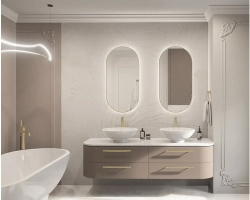 Helles Badezimmer mit Doppelwaschtisch, ovalen Spiegeln mit Beleuchtung und Badewanne