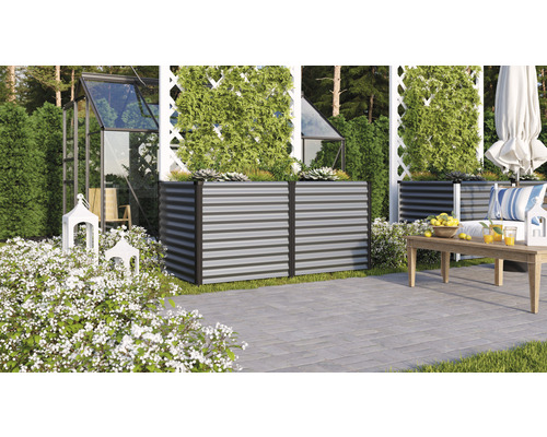 Gartenambiente mit Hochbeeten aus Metall, Gewächshaus und Sitzbereich