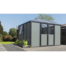 Gartenpavillon mit Fenstern und Doppeltür auf einer Terrasse