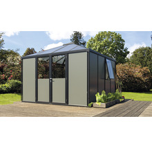 Gartenhaus mit Fenster und Tür auf einer Holzterrasse
