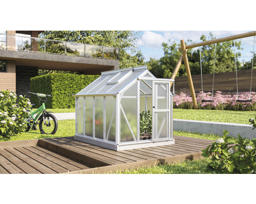 Gewächshaus auf Holzterrasse im Garten mit geöffneter Tür