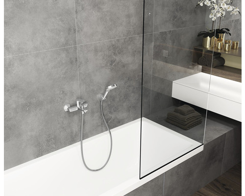 Helles Badezimmer mit Badewanne, Duschabtrennung, Armatur und Waschbecken
