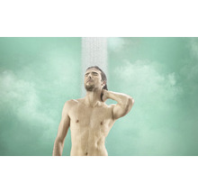 Mann steht unter der Dusche