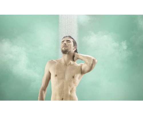 Mann steht unter der Dusche