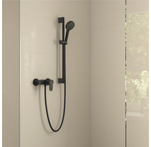 Brausegarnitur mit Handbrause und Thermostatarmatur an der Wand