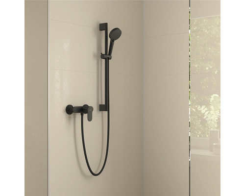 Brausegarnitur mit Handbrause und Thermostatarmatur an der Wand