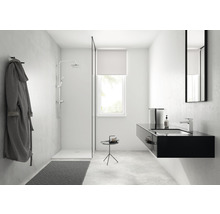 Helles Badezimmer mit Dusche, Waschbeckenunterschrank und Spiegel