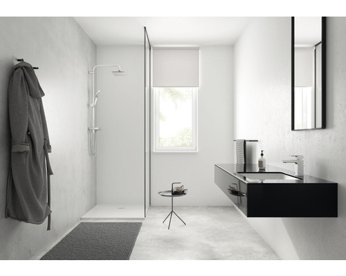 Helles Badezimmer mit Dusche, Waschbeckenunterschrank und Spiegel