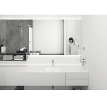 Modernes Badezimmer mit Waschbecken, Spiegel und Dusche