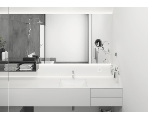 Modernes Badezimmer mit Waschbecken, Spiegel und Dusche