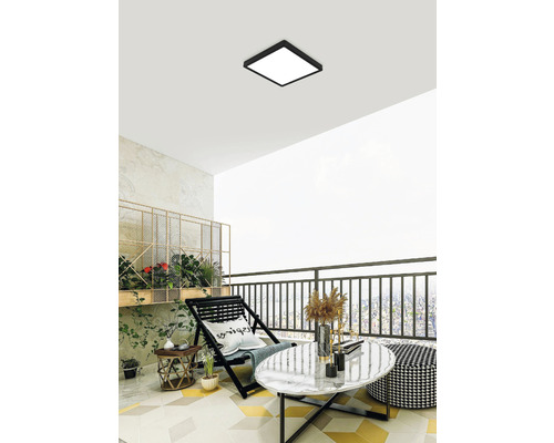 Terrassenszene mit quadratischer Deckenleuchte, Stuhl und Tisch