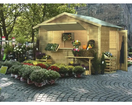 Holzhütte mit Blumen und Pflanzen im Außenbereich