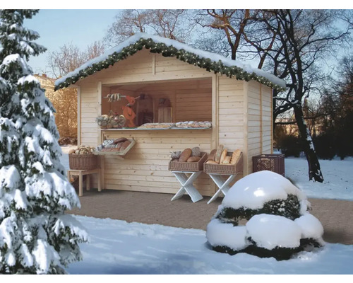 Holzverkaufsstand mit Weihnachtsdekoration im Winter