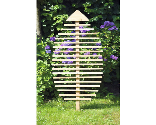 Gartenszene mit einer hölzernen Rankhilfe für Pflanzen