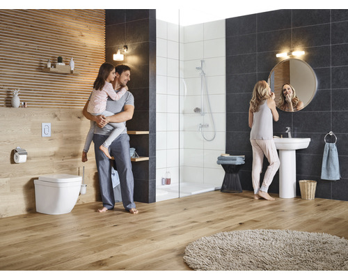 Badezimmer mit Toilette, Dusche, Waschbecken und Spiegel. Familie im Badezimmer.