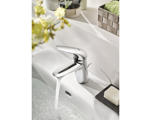 Wasserhahn im Badezimmer mit fließendem Wasser