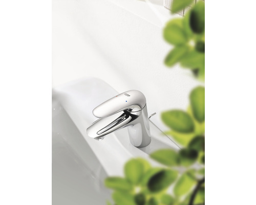 Waschtischarmatur aus Metall auf einem Waschbecken