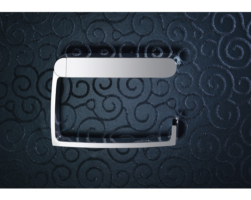 Toilettenpapierhalter aus Metall an einer gemusterten Wand