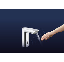 Wasserhahn mit Sensor und Hand unter laufendem Wasser