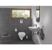 Modernes Badezimmer mit Toilette, Waschbecken und grauen Fliesen