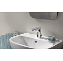 Aufnahme eines Badezimmers mit Waschbecken, Armatur, Handtuch und Spiegel.