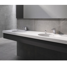 Zwei Waschbecken mit Armaturen auf einer Waschtischplatte in einem Badezimmer