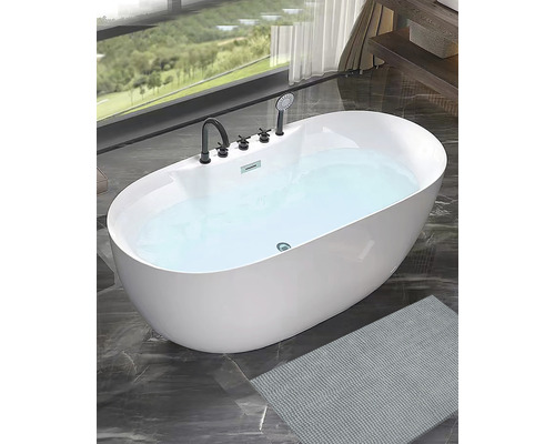 Freistehende Badewanne gefüllt mit Wasser im Badezimmer.