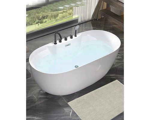 Freistehende Badewanne mit Armatur und Handbrause in einem hellen Badezimmer.