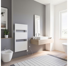 Modernes Badezimmer mit Handtuchwärmer, Waschtisch und Bidet