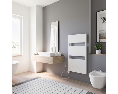 Badezimmer mit Waschbecken, Spiegel, Heizkörper und Bidet