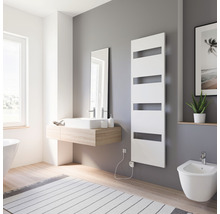 Badezimmer mit Waschbecken, Spiegel, Handtuchwärmer und Bidet