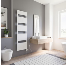 Badezimmer mit Bidet, Waschbecken und weißem Handtuchwärmer