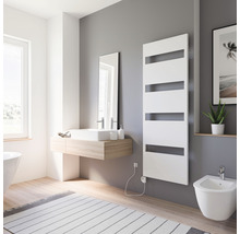 Badezimmer mit Waschtisch, Spiegel, Heizkörper, Bidet und gestreiftem Teppich