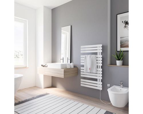 Modernes Badezimmer mit Handtuchwärmer, Waschtisch, Spiegel und Bidet