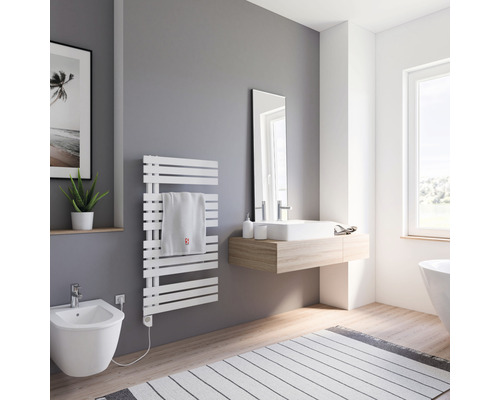 Modernes Badezimmer mit Handtuchwärmer, Waschtisch und Bidet