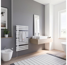 Modernes Badezimmer mit Bidet, Waschbecken und horizontalem Heizkörper mit Handtuch