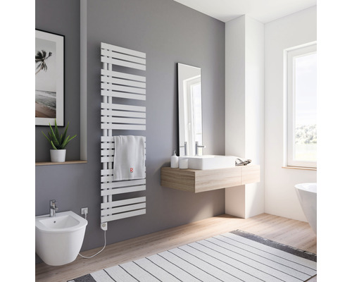 Elektrischer Handtuchwärmer SCHULTE Breda Heizstab links 50 x 169 cm 900 W mit Heizstab 3 regulierbar weiß Badezimmer mit Handtuchwärmer, Waschtisch, Spiegel, Bidet und Teppich