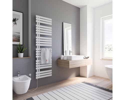 Helles Badezimmer mit Handtuchwärmer, Waschtisch, Spiegel und Bidet.